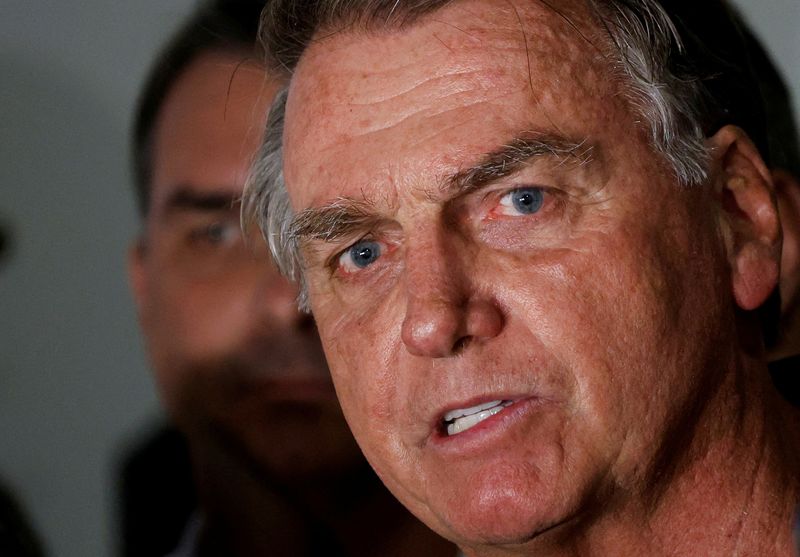 &copy; Reuters. FILE PHOTO: Brazil's former President Jair Bolsonaro talks with media upon his arrival at Brasilia International Airport, in Brasilia, Brazil November 25, 2024. REUTERS/Adriano Machado