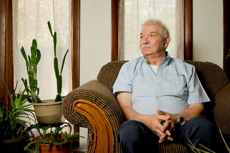 © Reuters. Bensabio Guajardo sits at his home following a double lung transplant, in Trail Creek, Indiana, U.S. October 29, 2024. Mark Black/UChicago Medicine/Handout via REUTERS    