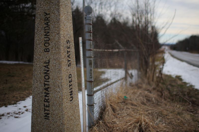 © Reuters. FILE PHOTO: A marker indicating the border between the United States and Canada is pictured in Champlain, New York, U.S. March 26, 2024. REUTERS/Brian Snyder/File Photo