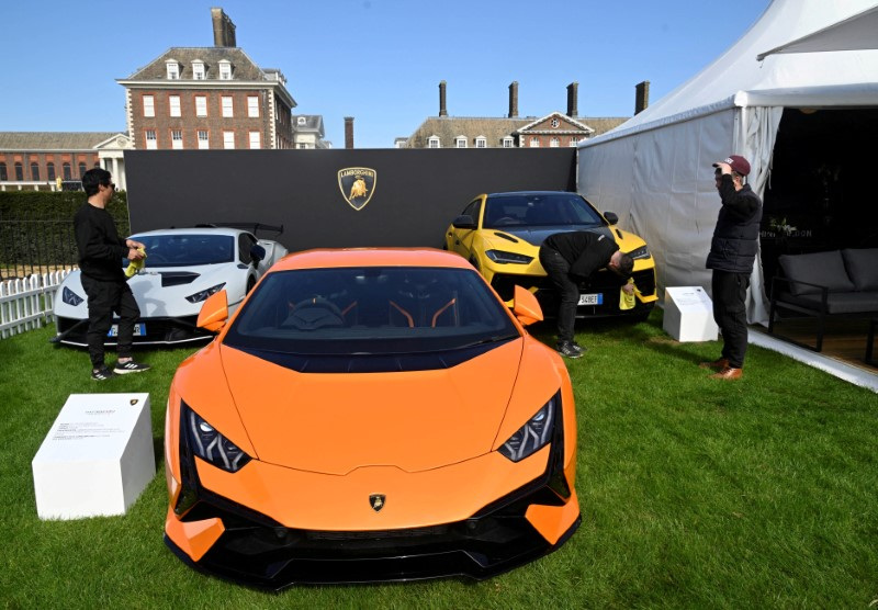 &copy; Reuters. Operai puliscono le auto Lamborghini esposte al Salon Prive, un evento automobilistico di tre giorni che mette in mostra veicoli di lusso e sportivi sia nuovi che classici, presso il Royal Chelsea Hospital di Londra, Gran Bretagna, 20 aprile 2023. REUTERS