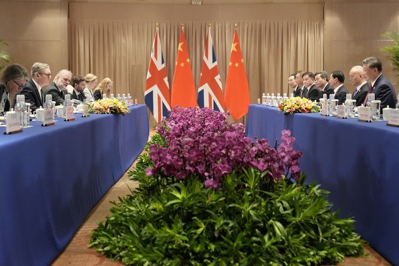 &copy; Reuters. FILE PHOTO: British Prime Minister Keir Starmer attends a bilateral meeting with President Xi Jinping of China, at the Sheraton Hotel, as he attends the G20 summit in Rio de Janeiro, Brazil, November 18, 2024. Stefan Rousseau/Pool via REUTERS