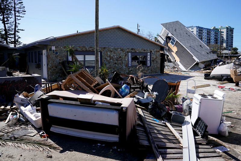 © Reuters. FILE PHOTO: A view of damages on the day U.S. President Joe Biden visits storm-damaged areas in the wake of Hurricanes Milton and Helene, in St. Pete Beach, Florida, U.S., October 13, 2024. REUTERS/Elizabeth Frantz/File Photo