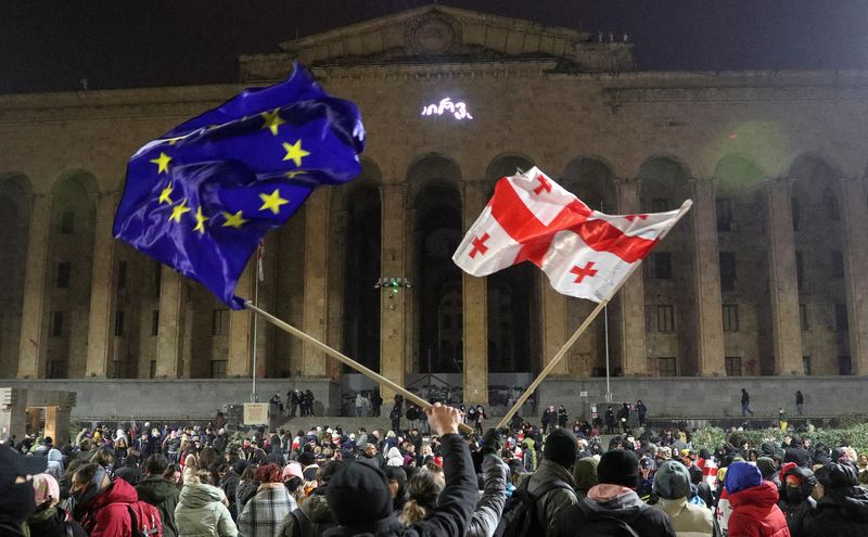 &copy; Reuters. FILE PHOTO: Supporters of Georgia's opposition parties hold a rally to protest against the government's decision to suspend talks on joining the European Union, outside the parliament building in Tbilisi, Georgia December 7, 2024. REUTERS/Irakli Gedenidze