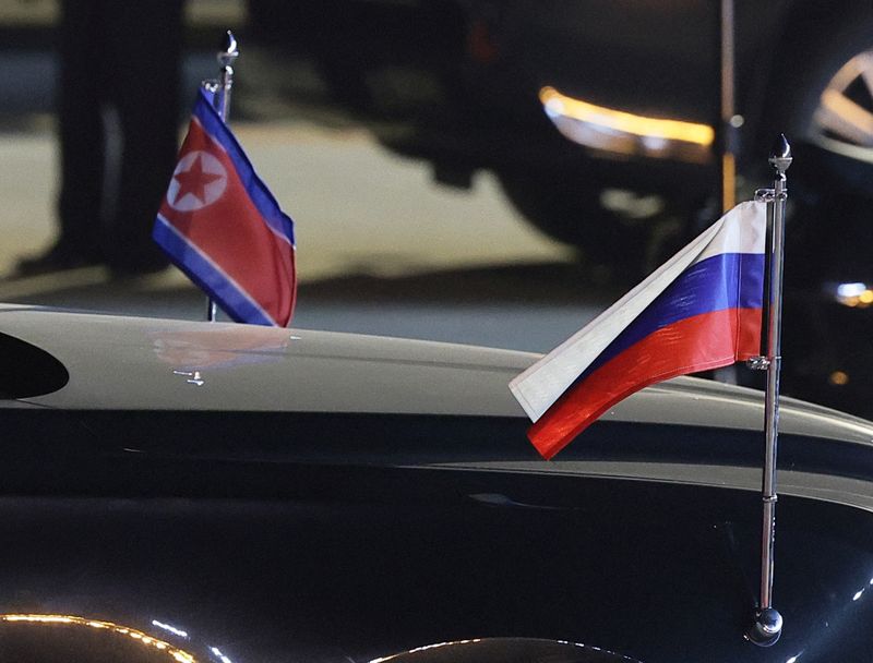 © Reuters. A view shows flags of Russia and North Korea attached to a car during a ceremony welcoming Russia's President Vladimir Putin at an airport in Pyongyang, North Korea June 19, 2024. Sputnik/Vladimir Smirnov/Pool via REUTERS/Files