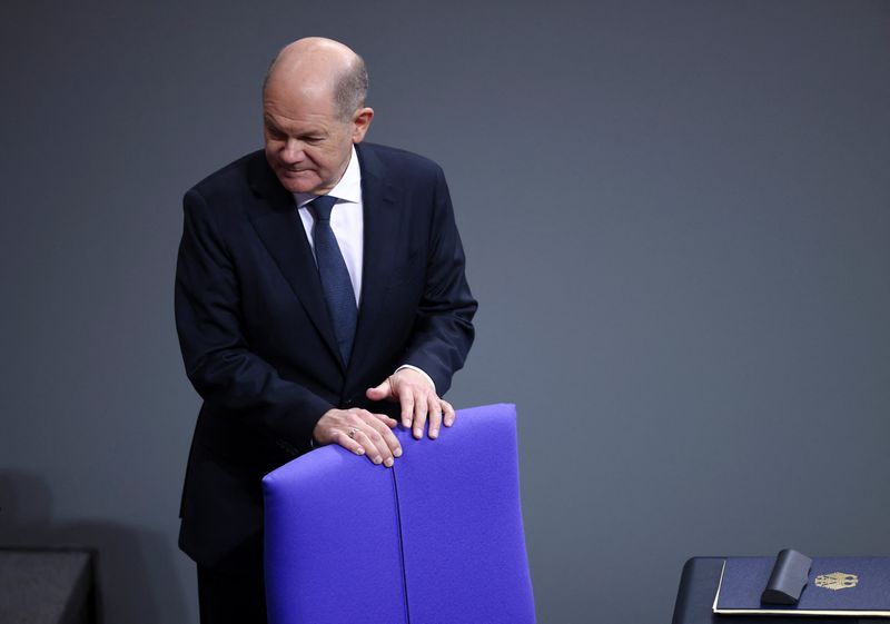 © Reuters. German Chancellor Olaf Scholz reacts, on the day of a confidence vote called by him to pave way for snap election, at lower house of parliament Bundestag in Berlin, Germany, December 16, 2024. REUTERS/Liesa Johannssen