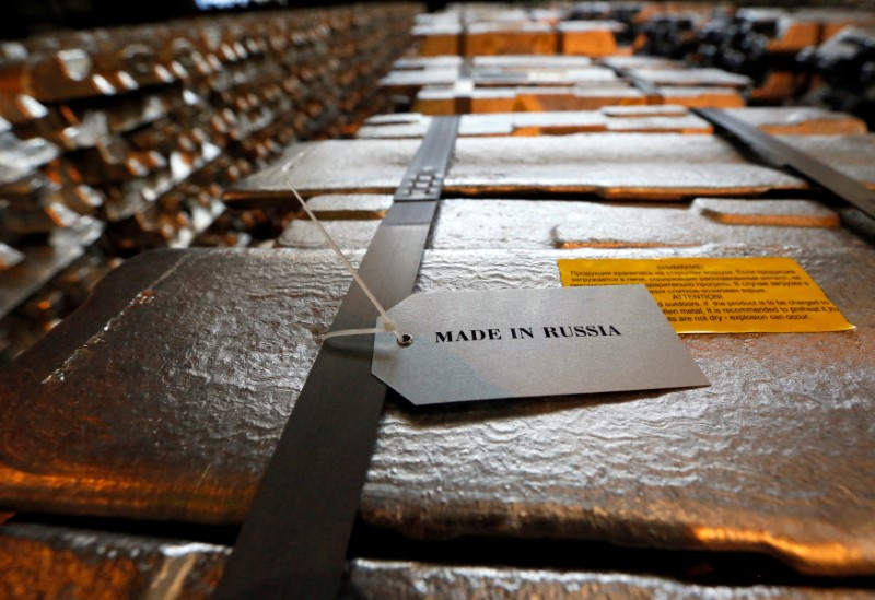 &copy; Reuters. FILE PHOTO: Aluminium ingots are stored at the foundry shop of the Rusal Krasnoyarsk aluminium smelter in the Siberian city of Krasnoyarsk July 8, 2014.  REUTERS/Ilya Naymushin/File Photo