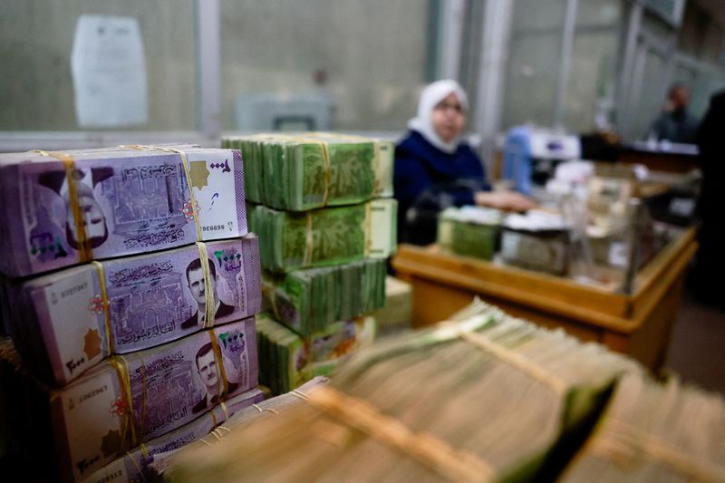 © Reuters. Bundles of Syrian currency notes are stacked up at Syrian central bank, after the ousting of Syria's Bashar al-Assad, in Damascus, Syria, December 16, 2024. REUTERS/Ammar Awa