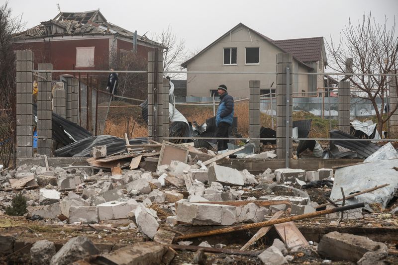 © Reuters. Residents stand next to their houses damaged by a Russian missile strike, amid Russia's attack on Ukraine, on the outskirts of Odesa, Ukraine November 28, 2024. REUTERS/Nina Liashonok/File Photo