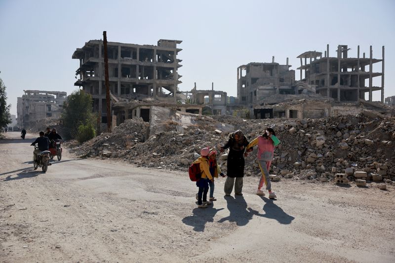 &copy; Reuters. People walk on a street at al-Yarmouk Palestinian refugee camp, after Syria's Bashar al-Assad was ousted, in Damascus, Syria, December 16, 2024. REUTERS/Ammar Awad/File Photo