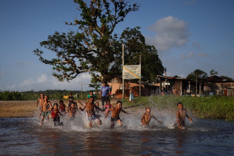 &copy; Reuters. Indígenas Karipuna brincam em aldeia na região da Foz do Amazonasn21/03/2024nREUTERS/Adriano Machado