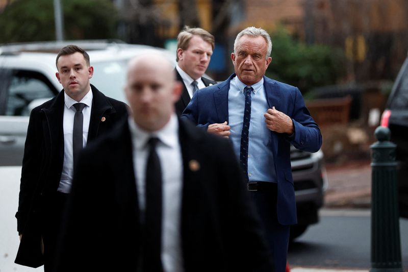 © Reuters. Robert Kennedy Jr., U.S. President-elect Donald Trump's nominee to run the Department of Health and Human Services, arrives at the Hart Senate Office Building on Capitol Hill in Washington, U.S., December 16, 2024. REUTERS/Benoit Tessier