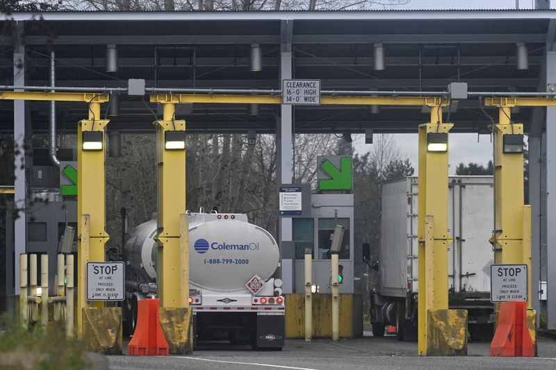 &copy; Reuters. Commercial trucks head towards the U.S. Customs and Border Protection (CBP) Pacific Highway Port of Entry from south Surrey, British Columbia, Canada, November 26, 2024.  REUTERS/Jennifer Gauthier/File Photo