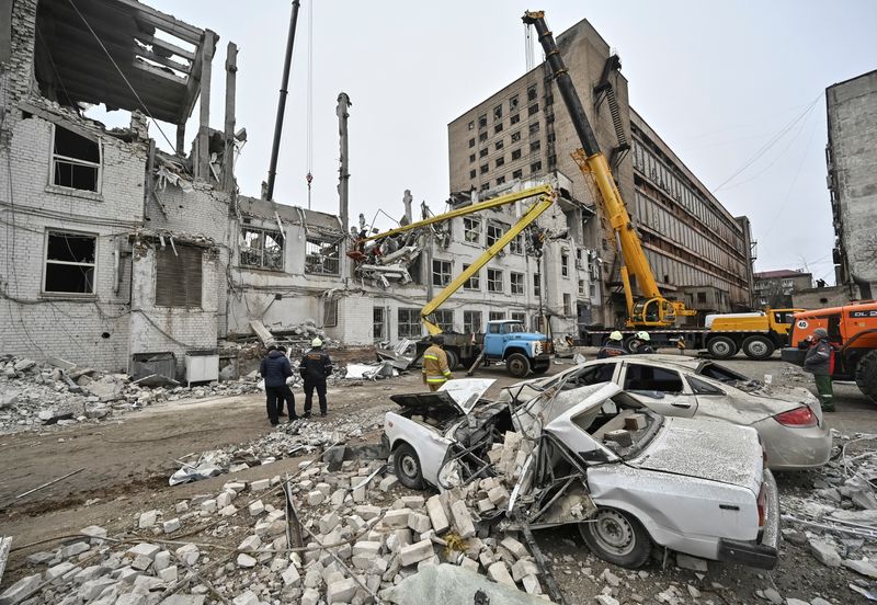 © Reuters. Rescuers work at the site of a building heavily damaged by a Russian missile attack yesterday in Zaporozhye, Ukraine, December 11, 2024. REUTERS/Stringer/File Photo