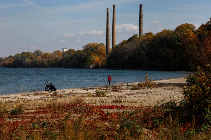 © Reuters. FILE PHOTO: A man walks along Lake Erie in the election battleground city of Erie, Pennsylvania, U.S., October 23, 2024. REUTERS/Shannon Stapleton/File Photo