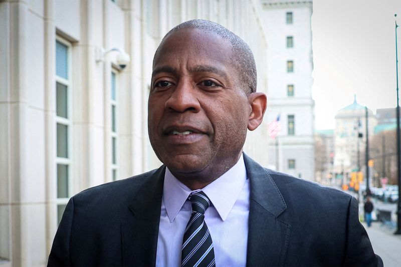 &copy; Reuters. Carlos Watson, fundador da Ozy Media, chega para audiência de sentença no Tribunal Federal dos EUA no Brooklyn, Nova York, EUAn13/12/2024nREUTERS/Brendan McDermid