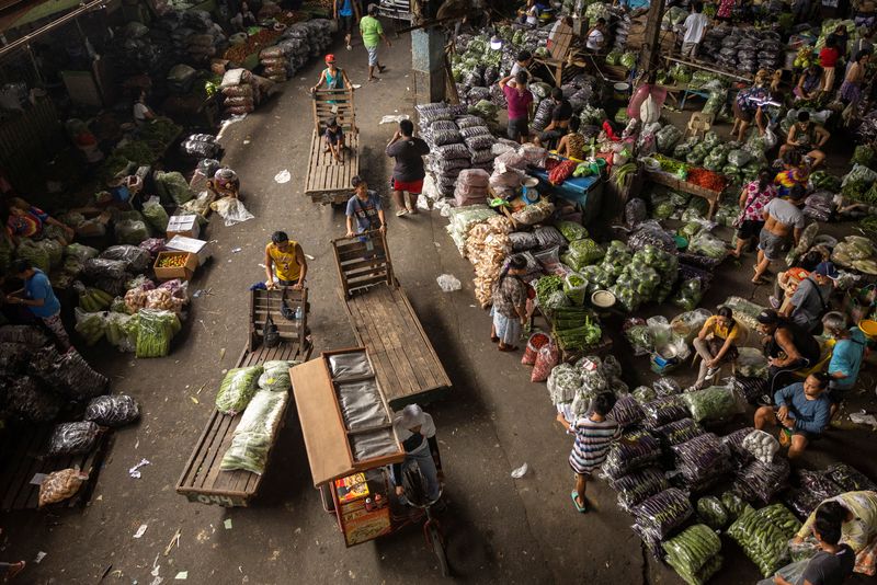 © Reuters. FILE PHOTO: General view of a public market in Quezon City, Metro Manila, Philippines, February 9, 2023. REUTERS/Eloisa Lopez/File Photo