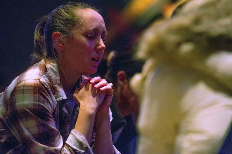 © Reuters. Worshipers at Blackhawk Church gather to pray for victims and survivors of a shooting at Madison's Abundant Life Christian School, in Middleton, Wisconsin, U.S. December 16, 2024.  REUTERS/Cullen Granzen