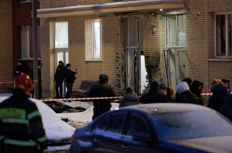 © Reuters. A view shows a scene of an explosion, which reportedly killed two army officers, in Moscow, Russia December 17, 2024.  REUTERS/Maxim Shemetov