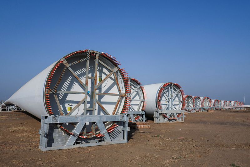 © Reuters. FILE PHOTO: Rotors of power-generating windmill turbines of Adani Green Energy are kept for transportation in a stockyard at Ahmedabad-Narayan Sarovar state highway near Nakhatrana village in the western state of Gujarat, India, November 29, 2024. REUTERS/Amit Dave/File Photo