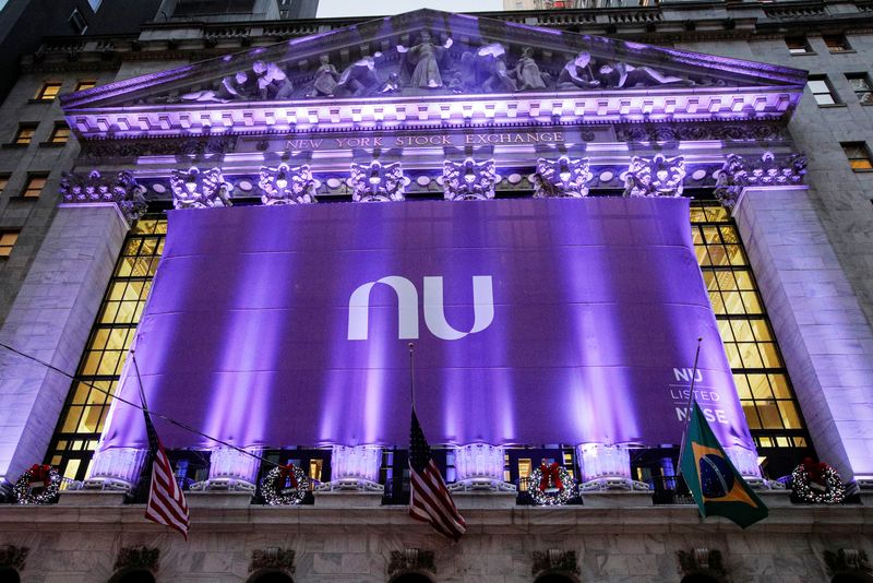 © Reuters. FILE PHOTO: A banner of Brazilian FinTech startup Nubank hangs on the facade of the New York Stock Exchange (NYSE) to celebrate the company's IPO in New York, the United States, December 9 2021. REUTERS/Brendan McDermid/File Photo