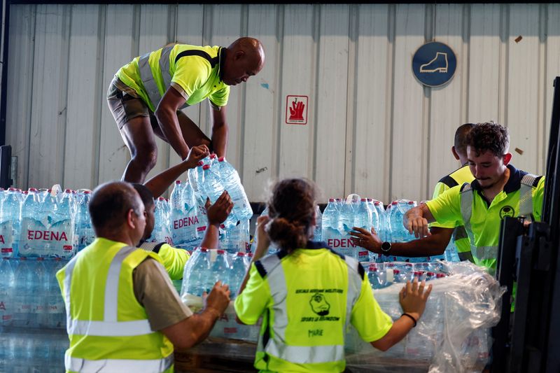 © Reuters. The French military prepares supplies to move to Mayotte, the 181st air base in Sainte-Marie, Reunion Island, France December 17, 2024. REUTERS/Gonzalo Fuentes