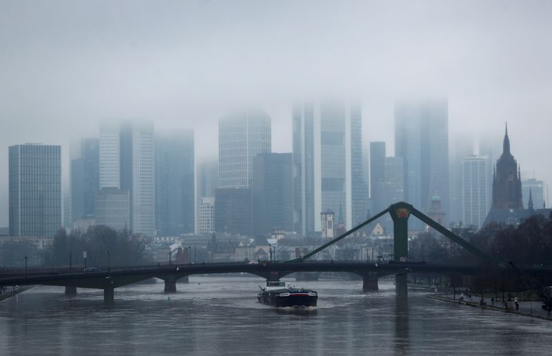 &copy; Reuters. I grattacieli del distretto finanziario della città scompaiono tra le nuvole a Francoforte, Germania, 2 febbraio 2021.  REUTERS/Kai Pfaffenbach