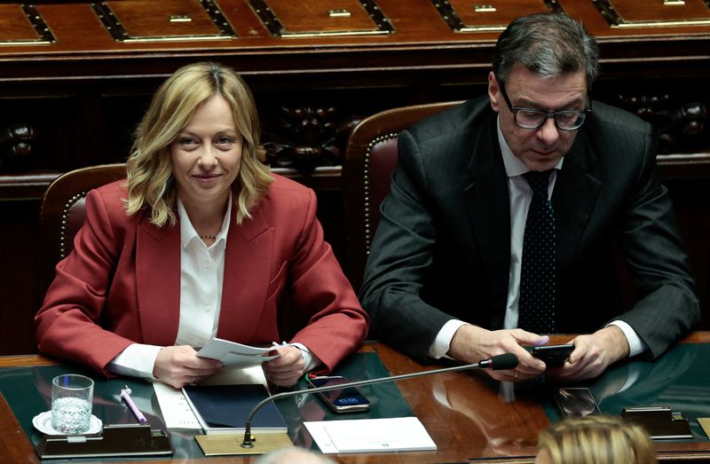 &copy; Reuters. La premier Giorgia Meloni e il ministro dell'Economia Giancarlo Giorgetti assistono a una seduta della Camera del Parlamento a Roma, 17 dicembre 2024. REUTERS/Remo Casilli