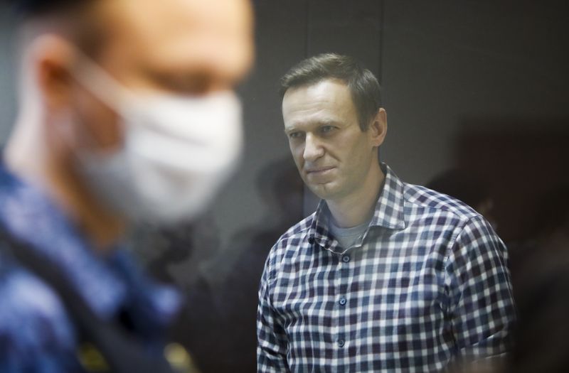 © Reuters. FILE PHOTO: Russian opposition leader Alexei Navalny attends a hearing to consider an appeal against an earlier court decision to change his suspended sentence to a real prison term, in Moscow, Russia February 20, 2021. REUTERS/Maxim Shemetov/File Photo