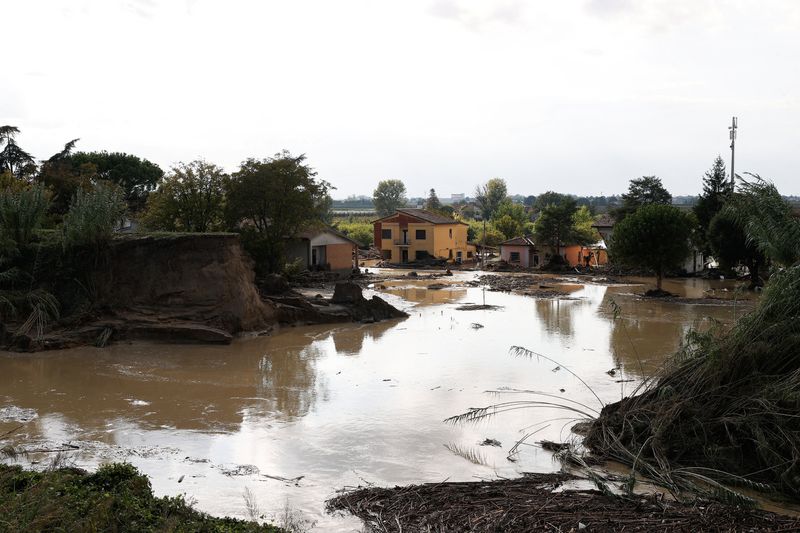 &copy; Reuters. Una vista dell'acqua di tracimazione del fiume Lamone, a seguito del forte maltempo che ha provocato alluvioni, a Traversara, Emilia-Romagna, Italia, 20 settembre 2024. REUTERS/Ciro de Luca