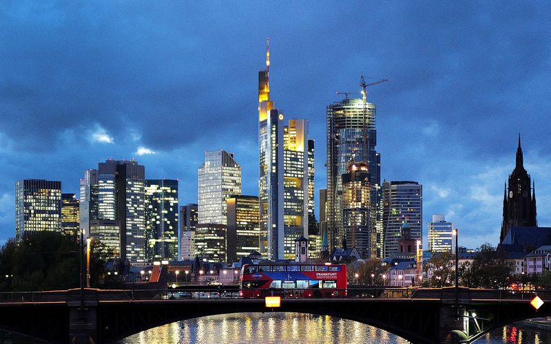 &copy; Reuters. Un autobus a due piani passa davanti allo skyline che domina il distretto bancario di Francoforte, Germania, 8 novembre 2023.  REUTERS/Kai Pfaffenbach/Foto d'archivio