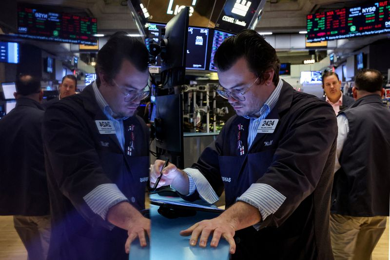 &copy; Reuters. FILE PHOTO: Traders work on the floor at the New York Stock Exchange (NYSE) in New York City, U.S., December 10, 2024.  REUTERS/Brendan McDermid/File Photo