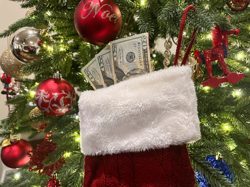 &copy; Reuters. A stocking with 20 dollar bills hangs on a Christmas tree in this photo illustration taken on December 16, 2024. REUTERS/Lisa Shumaker/Illustration