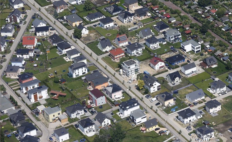 &copy; Reuters. FILE PHOTO: Aerial photo shows newly built houses in Berlin, Germany, May 29, 2016.  REUTERS/Hannibal Hanschke/File Photo