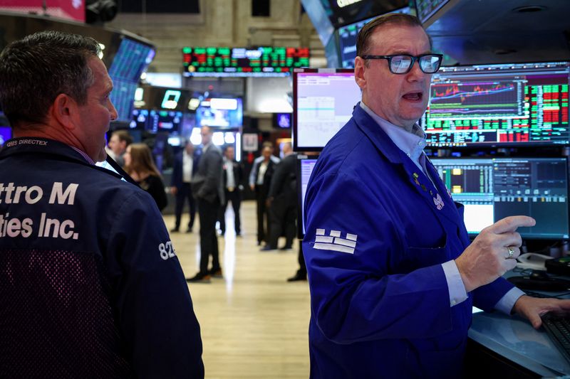 &copy; Reuters. Trader alla Borsa di New York (NYSE) a New York City, Stati Uniti, 27 novembre 2024.  REUTERS/Brendan McDermid/Foto d'archivio