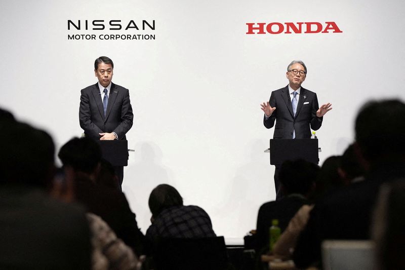 © Reuters. FILE PHOTO: Makoto Uchida, president and CEO of Nissan Motor, and Toshihiro Mibe, Honda Motor president and CEO, attend their joint press conference in Tokyo, Japan March 15, 2024. Mandatory credit Kyodo via REUTERS/File Photo