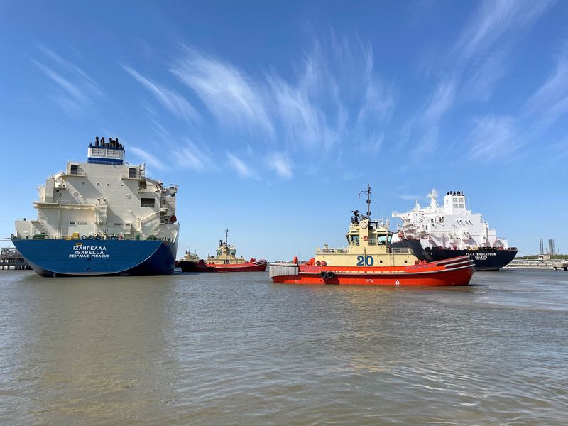 © Reuters. FILE PHOTO: An LNG tanker is guided by tug boats at the Cheniere Sabine Pass LNG export unit in Cameron Parish, Louisiana, U.S., April 14, 2022. REUTERS/Marcy de Luna/File Photo