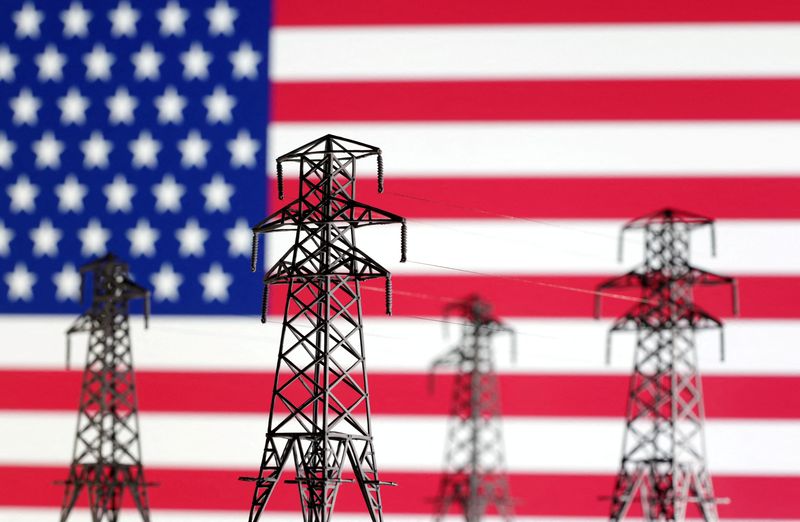 © Reuters. FILE PHOTO: Electric power transmission miniatures are seen in front of displayed U.S. flag in this illustration taken, December 5, 2022. REUTERS/Dado Ruvic/Illustration/File Photo