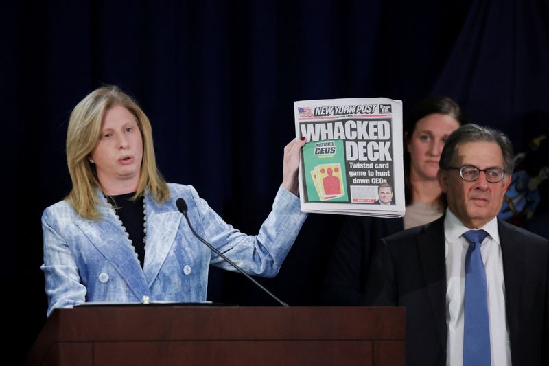 © Reuters. NYPD Commissioner Jessica S. Tisch holds a newspaper while speaking at a news conference as it was announced that Luigi Mangione has been charged with murder in the shooting death of UnitedHealth Group executive , Brian Thompson, in New York, United States, December 17, 2024. REUTERS/ Kent J. Edwards