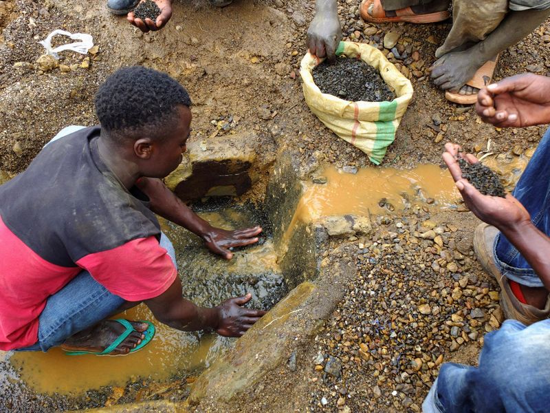 &copy; Reuters. FILE PHOTO: An artisanal miner washes tin ore before it is bagged up and weighed, ready to be transported to the nearest major town for export in the Kalimbi tin mine near the small town of Nyabibwe, east Congo, October 31, 2012. REUTERS/Jonny Hogg/File P