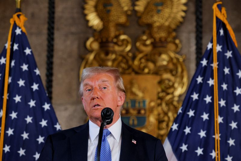 © Reuters. FILE PHOTO: U.S. President-elect Donald Trump delivers remarks at Mar-a-Lago in Palm Beach, Florida, U.S., December 16, 2024. REUTERS/Brian Snyder/File Photo