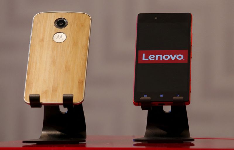 © Reuters. FILE PHOTO: Lenovo and Motorola smartphones are displayed during a news conference in Hong Kong, China May 21, 2015.   REUTERS/Bobby Yip/File Photo