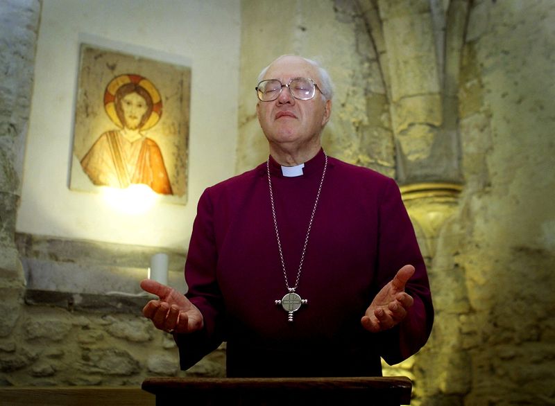 © Reuters. George Carey, ex-Arcebispo de Canterbury, lidera cerimônia de oração na Capela da Cripta em sua residência oficial no centro de Londres
05/10/2001
REUTERS/Ferran Paredes