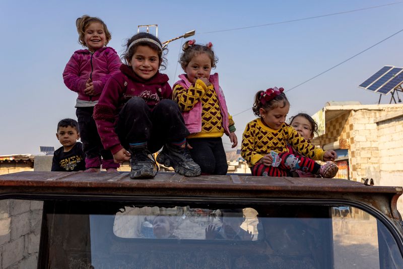 © Reuters. Crianças brincam em veículo antigo em campo de refugiados de Idlib, Síria 
17/12/2024
REUTERS/Umit Bektas