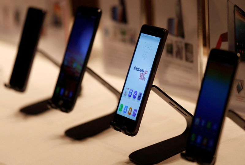 © Reuters. FILE PHOTO: Lenovo smartphones are displayed during a news conference announcing the company's annual results in Hong Kong May 21, 2014.  REUTERS/Bobby Yip/File Photo