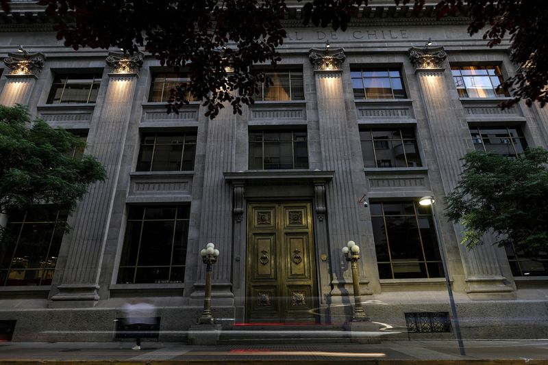 © Reuters. FILE PHOTO: A view of Chile's Central Bank building facade in downtown Santiago, Chile November 22, 2024. Picture taken with a long exposure. REUTERS/Ivan Alvarado/File Photo