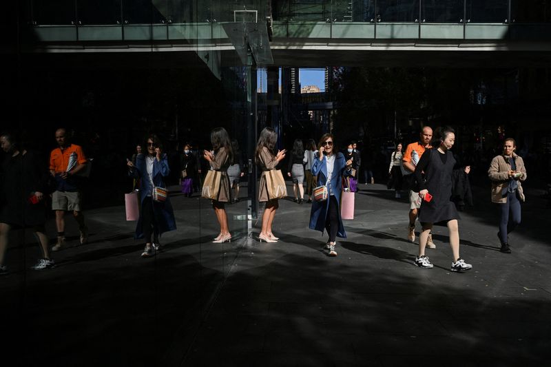 © Reuters. FILE PHOTO: People walk outside a shopping mall in the Sydney Central Business District, in Sydney, Australia, May 14, 2024. REUTERS/Jaimi Joy/File Photo