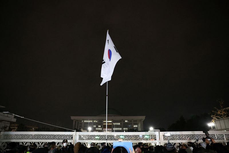 &copy; Reuters. FILE PHOTO: South Korean flag hangs on a pole outside the gate of the National Assembly, after South Korean President Yoon Suk Yeol declared martial law, in Seoul, South Korea, December 4, 2024. REUTERS/Kim Hong-Ji/File Photo