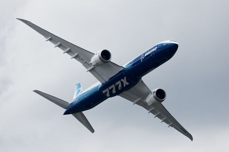 © Reuters. FILE PHOTO: A Boeing 777-9, a variant of the 777X, performs a flying display at the 54th International Paris Airshow at Le Bourget Airport near Paris, France, June 20, 2023. REUTERS/Benoit Tessier/File Photo 