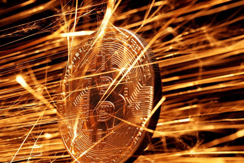 &copy; Reuters. FILE PHOTO: Sparks strike representation of cryptocurrency Bitcoin in this illustration taken November 24, 2024. REUTERS/Dado Ruvic/Illustration//File Photo