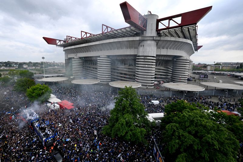 &copy; Reuters. FILE PHOTO: Soccer Football - Serie A - Inter Milan celebrate winning Serie A - Milan, Italy - April 28, 2024 General view as Inter Milan players celebrate winning the Serie A with fans during the bus parade outside the San Siro REUTERS/Alberto Lingria/Fi